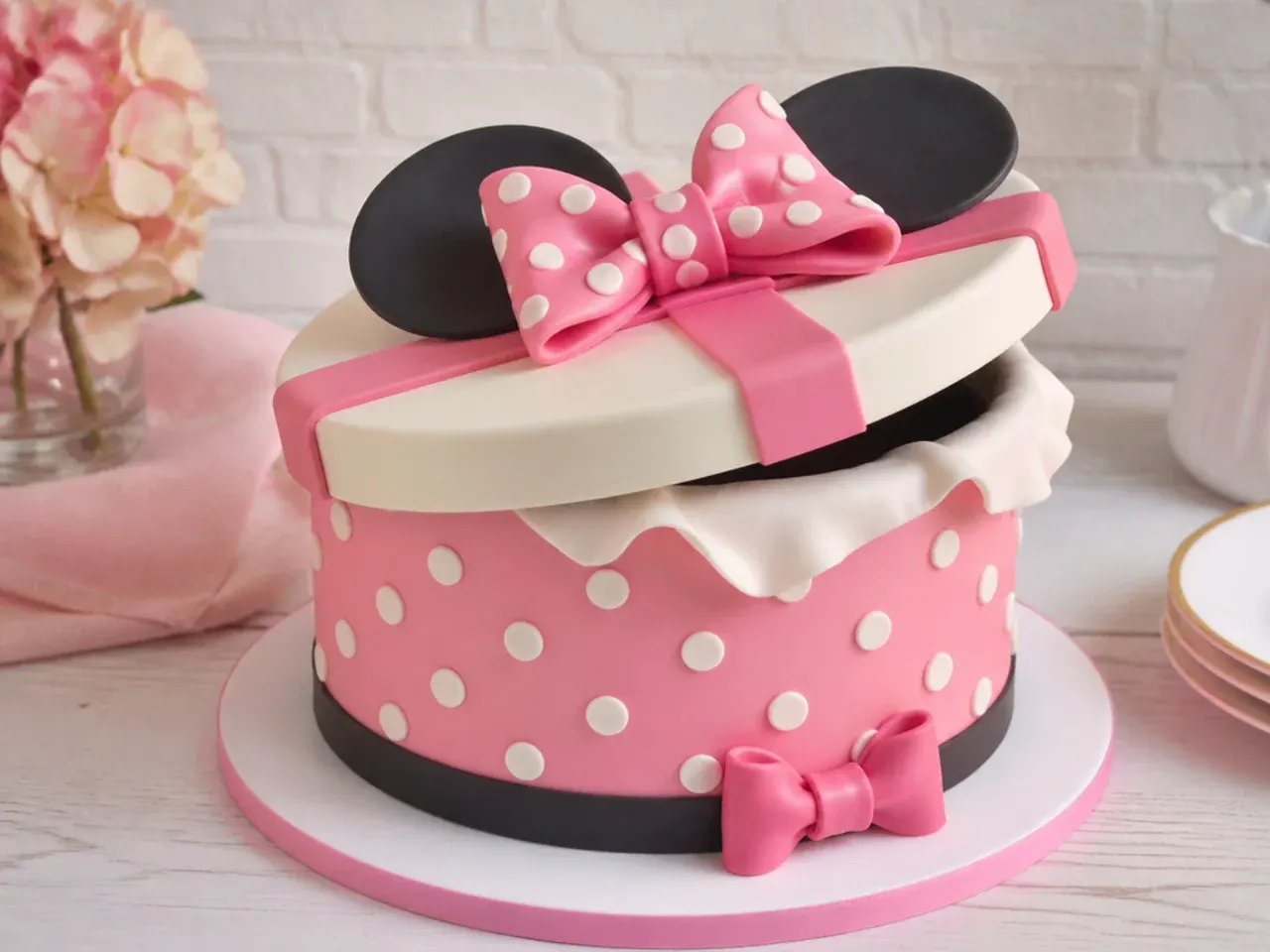 Vintage polka dot hatbox Minnie Mouse cake design with large bow lid