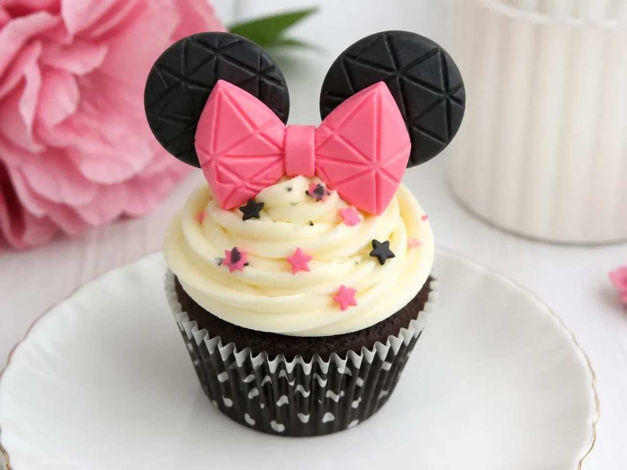 Modern geometric fondant bow Minnie Mouse cupcakes