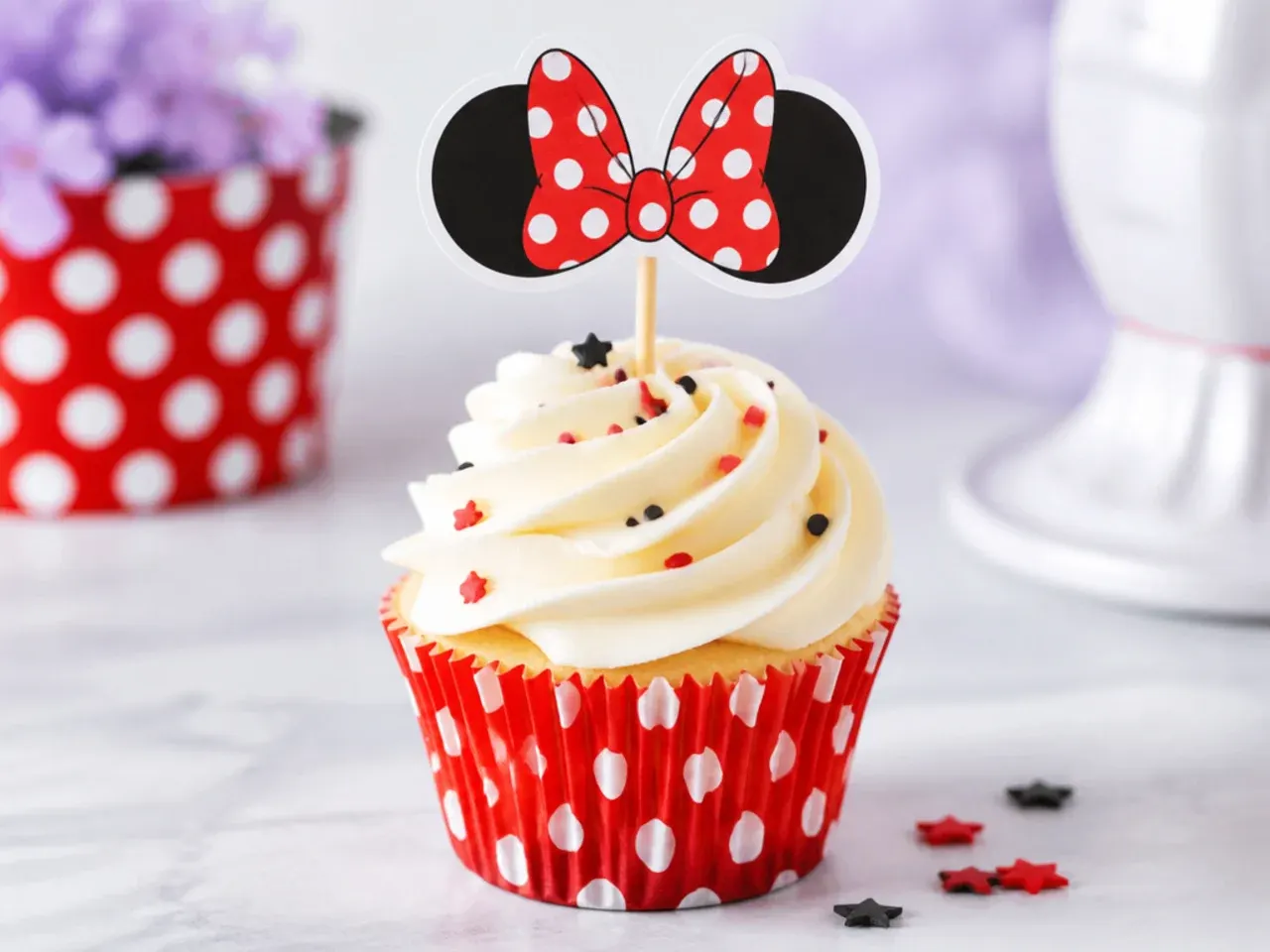 Charming photo-prop paper topper Minnie Mouse cupcakes